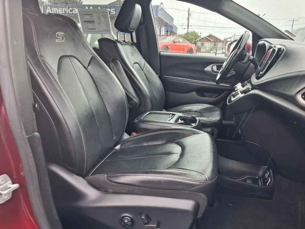Chrysler Pacifica photo 9