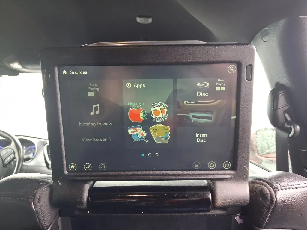 Chrysler Pacifica photo 12