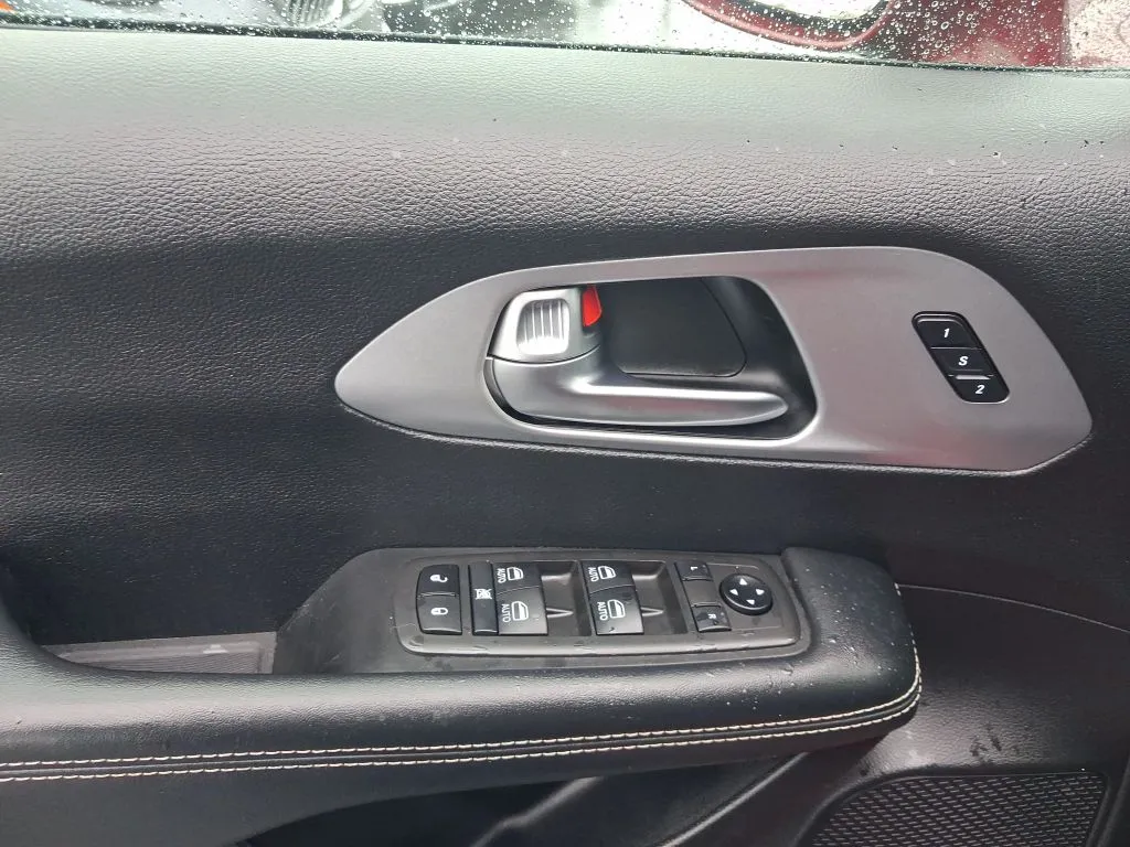 Chrysler Pacifica photo 19