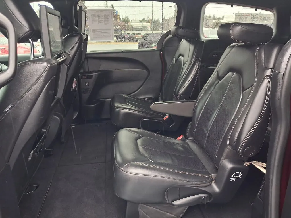 Chrysler Pacifica photo 16