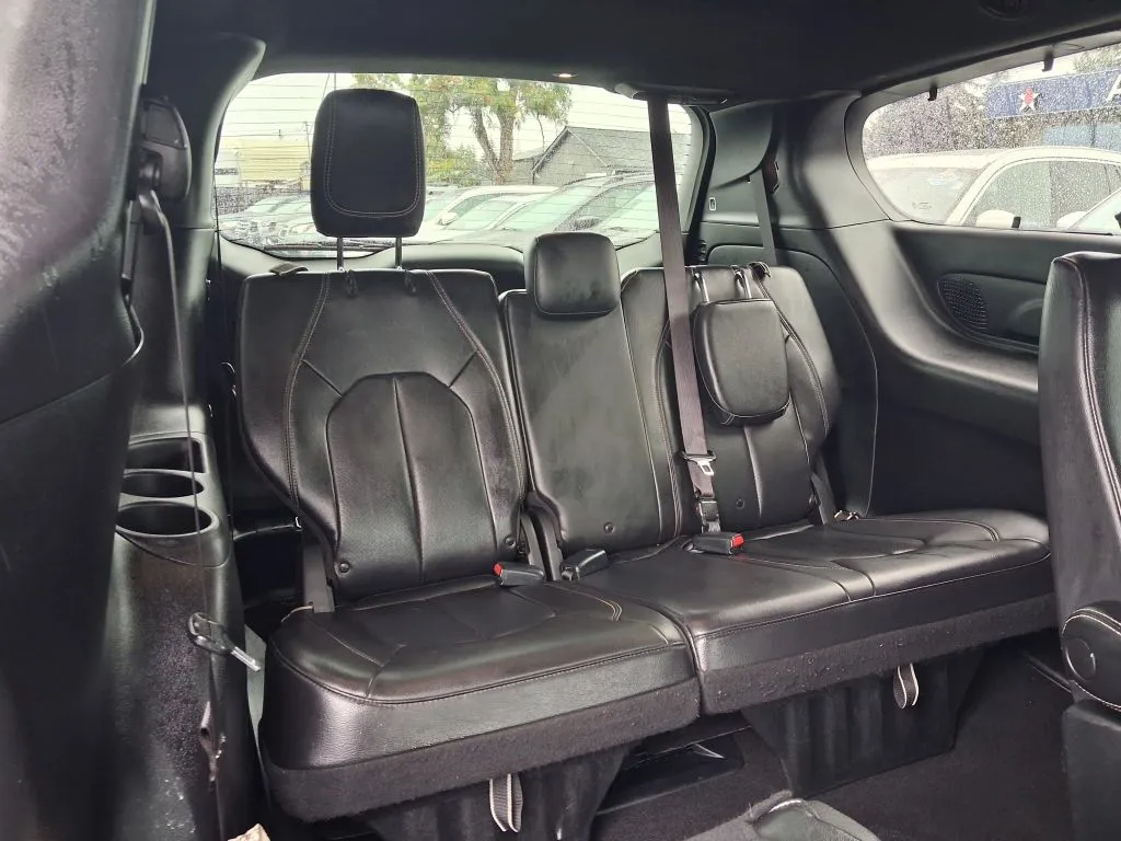 Chrysler Pacifica photo 14