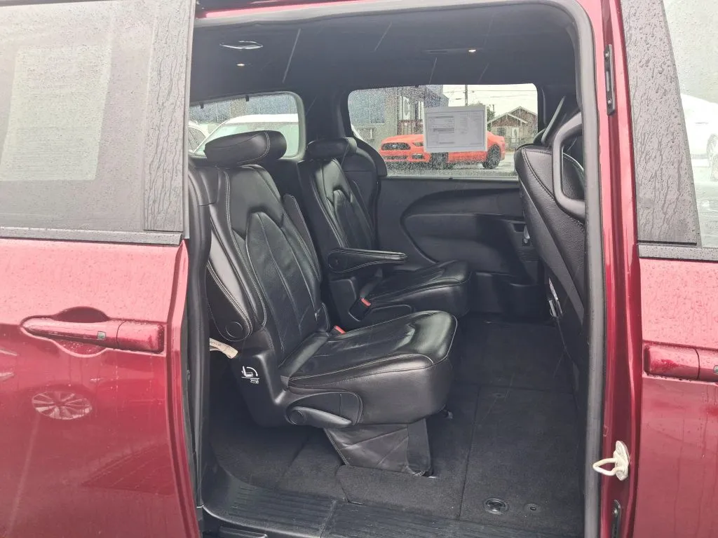 Chrysler Pacifica photo 10