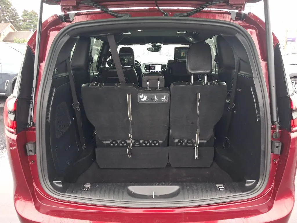 Chrysler Pacifica photo 15