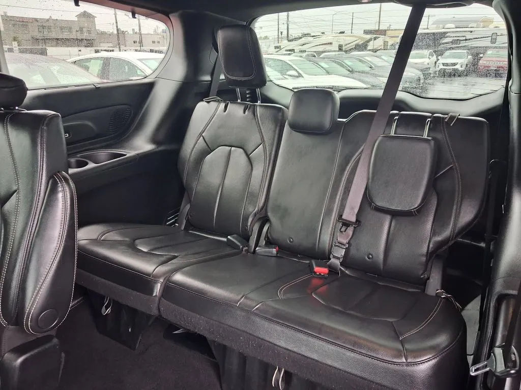 Chrysler Pacifica photo 17