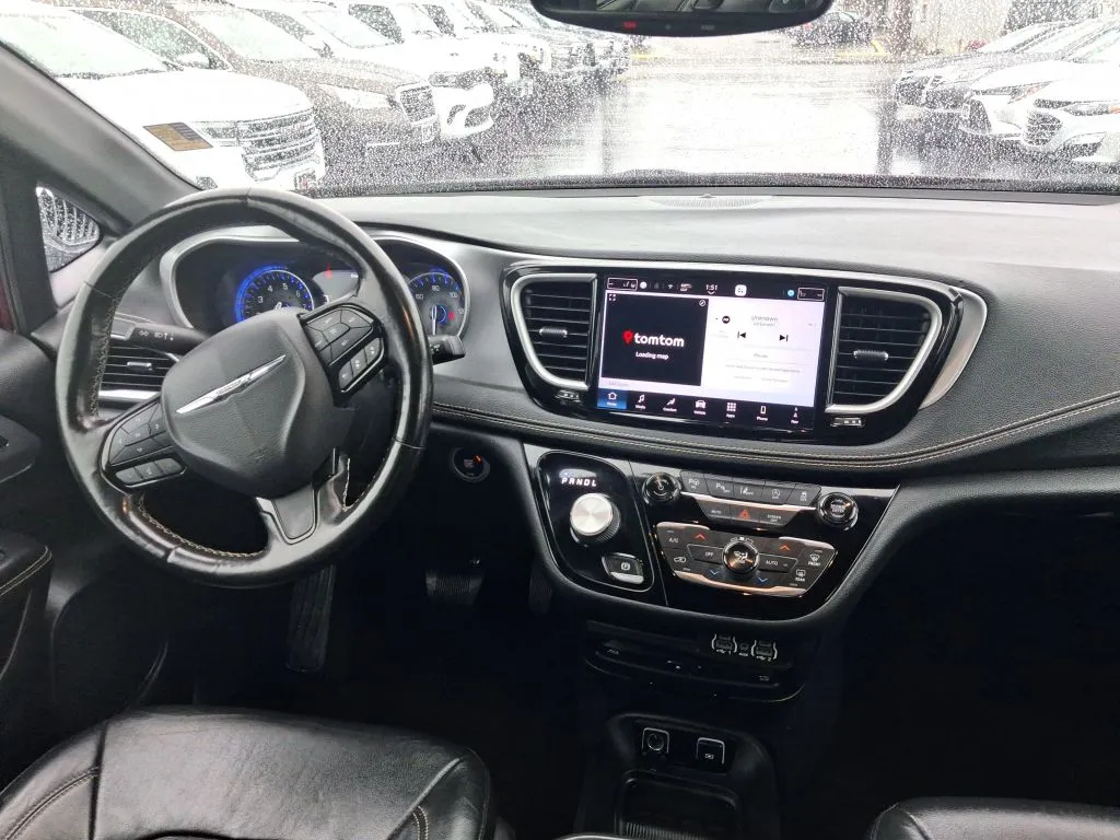 Chrysler Pacifica photo 11
