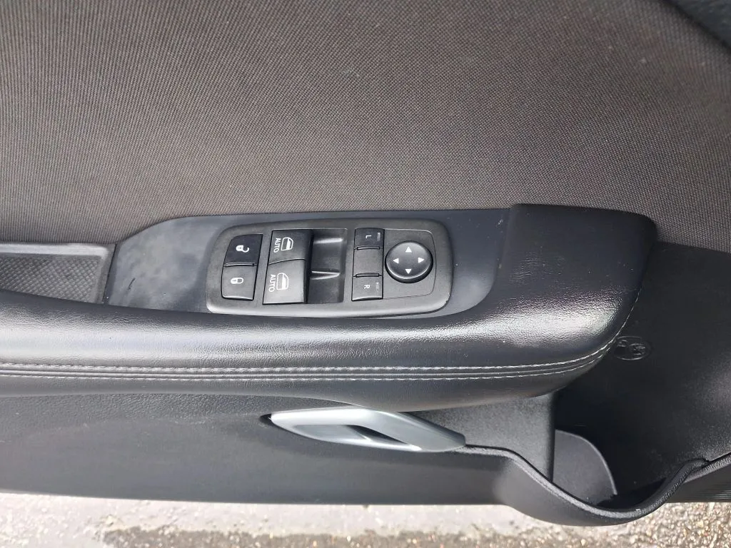 Dodge Challenger photo 18