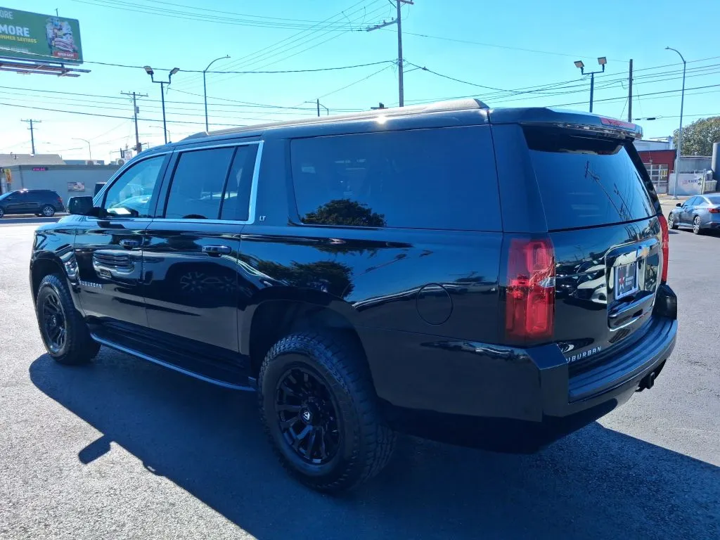 Chevrolet Suburban photo 5