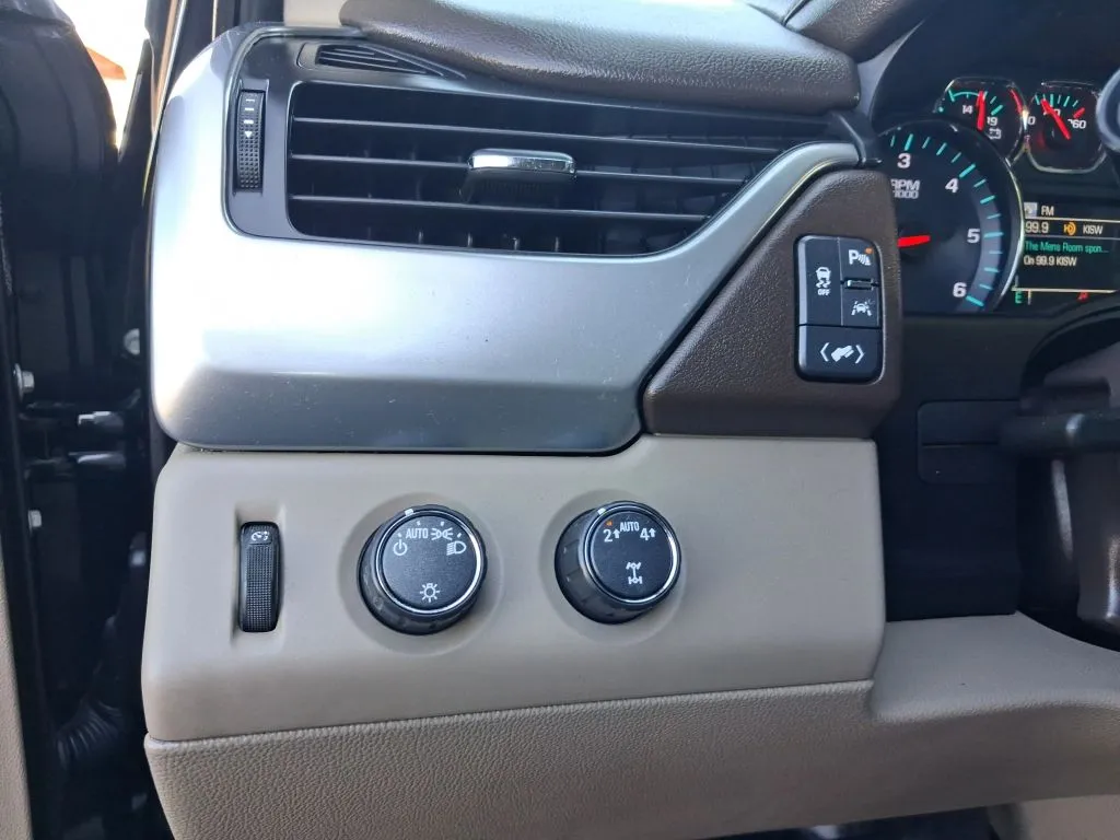 Chevrolet Suburban photo 14