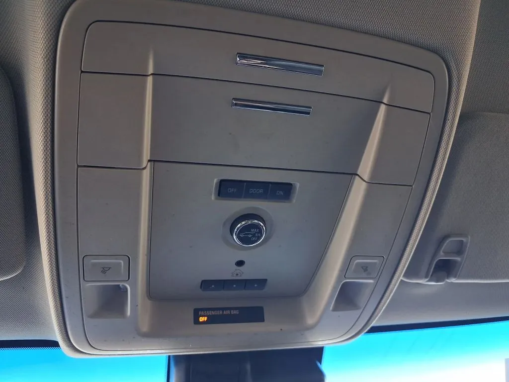 Chevrolet Suburban photo 12