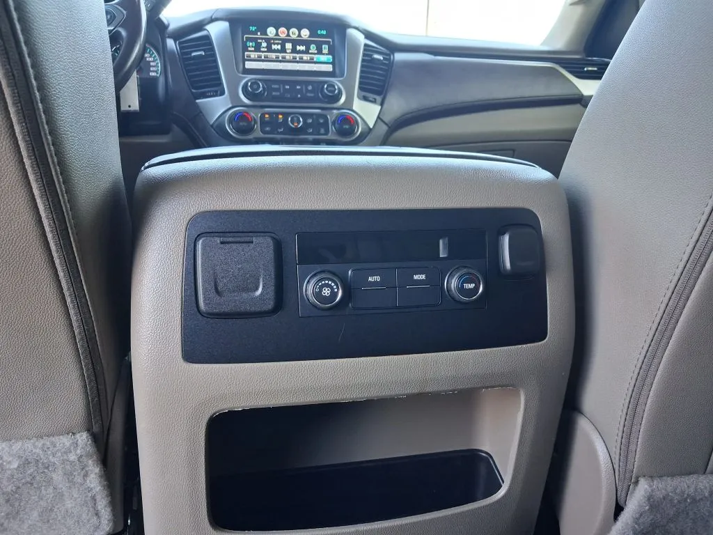 Chevrolet Suburban photo 19