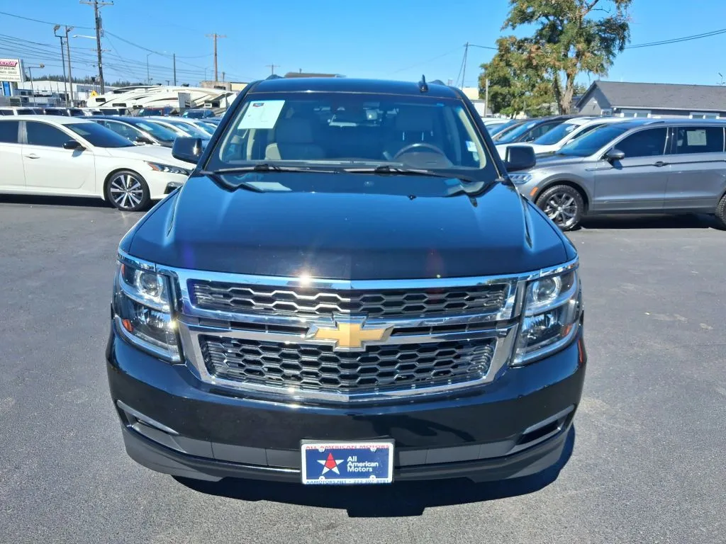 Chevrolet Suburban photo 2