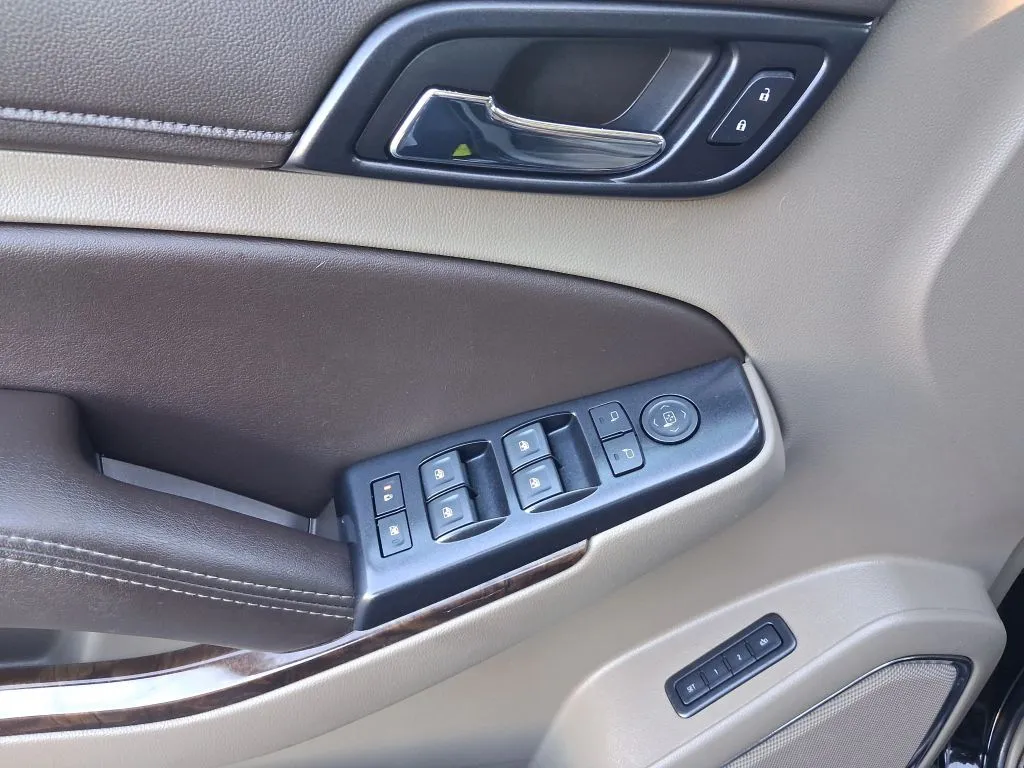Chevrolet Suburban photo 13