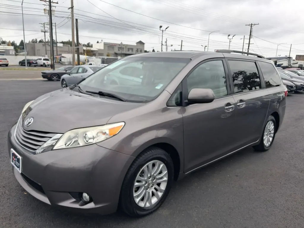 Toyota Sienna photo 3