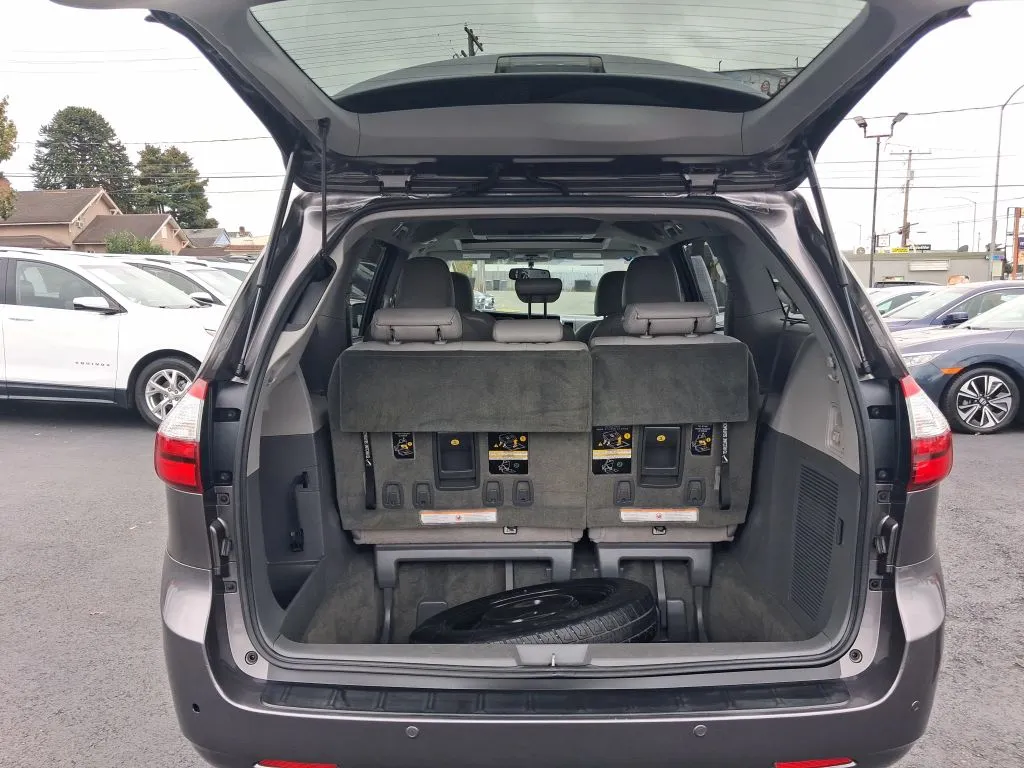 Toyota Sienna photo 19
