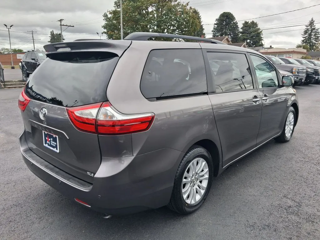 Toyota Sienna photo 7