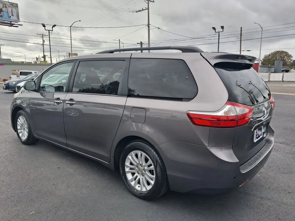 Toyota Sienna photo 5