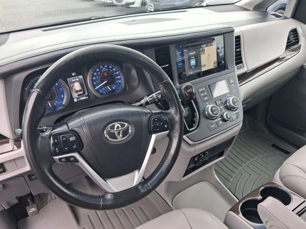 Toyota Sienna photo 26
