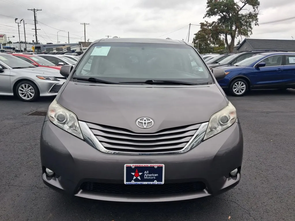Toyota Sienna photo 2