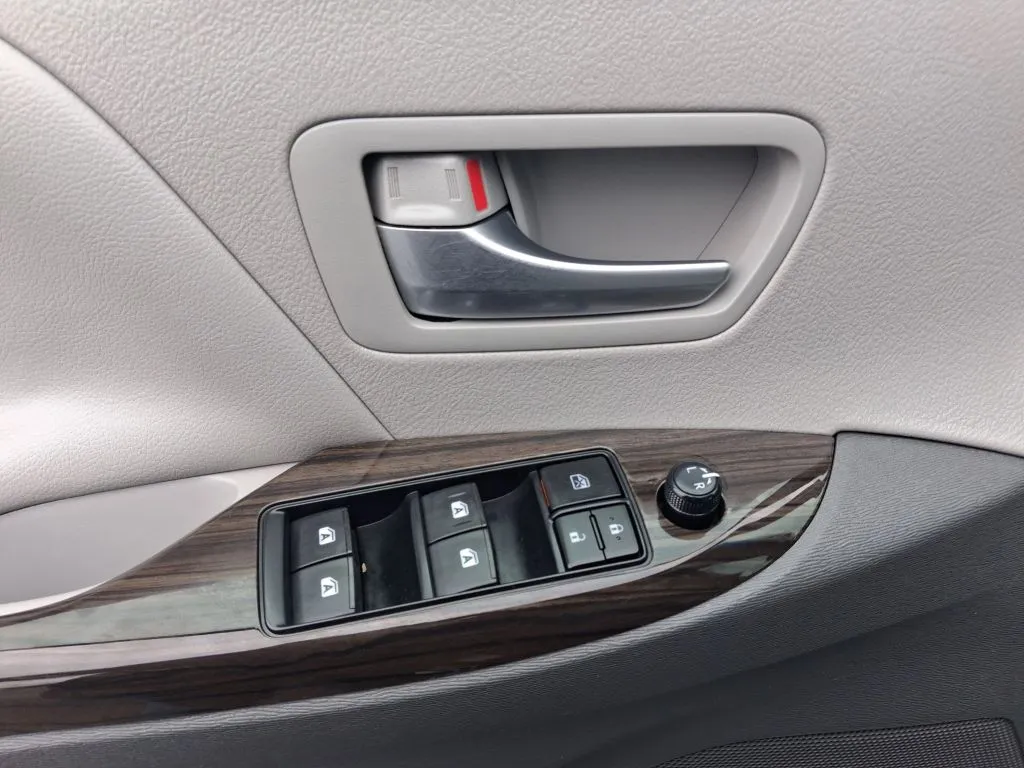 Toyota Sienna photo 24