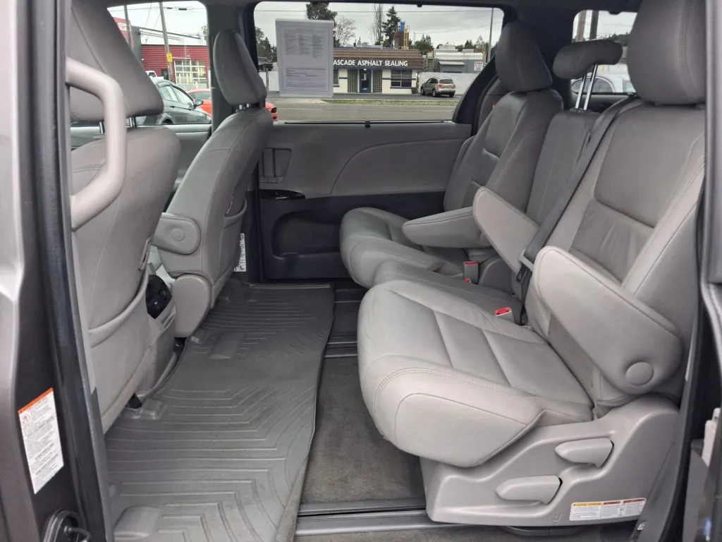 Toyota Sienna photo 21