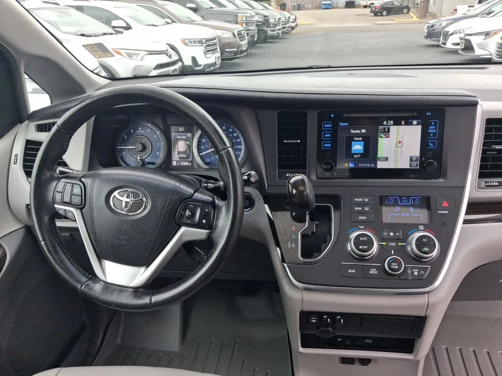 Toyota Sienna photo 13