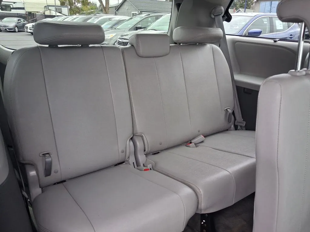 Toyota Sienna photo 12
