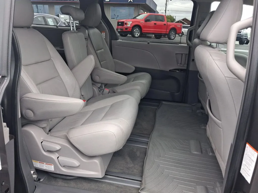 Toyota Sienna photo 11