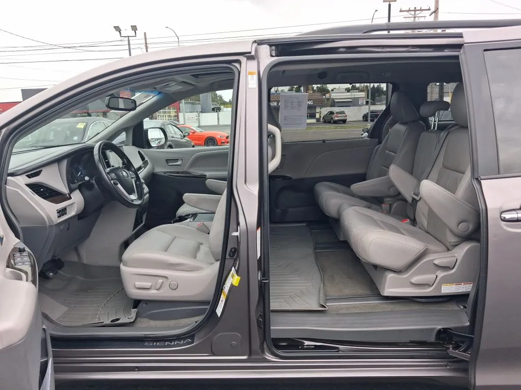 Toyota Sienna photo 23