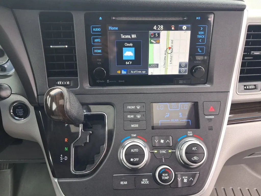 Toyota Sienna photo 16