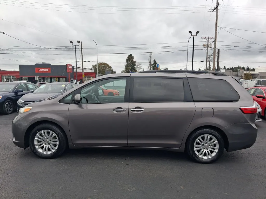 Toyota Sienna photo 4