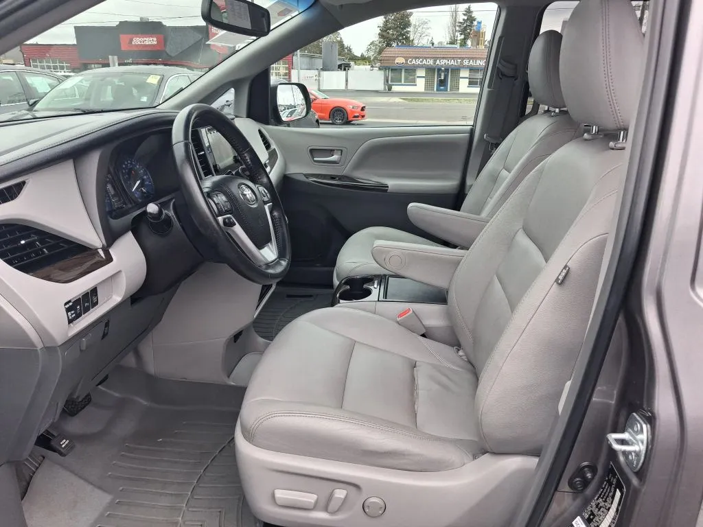 Toyota Sienna photo 22
