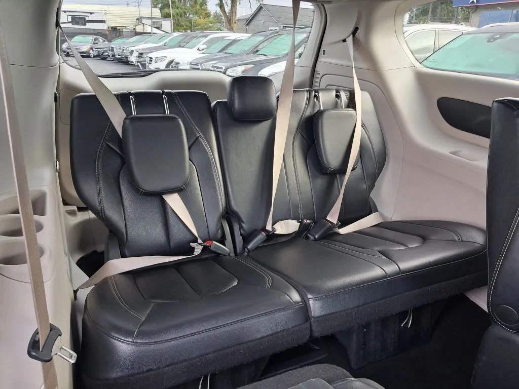 Chrysler Pacifica photo 14