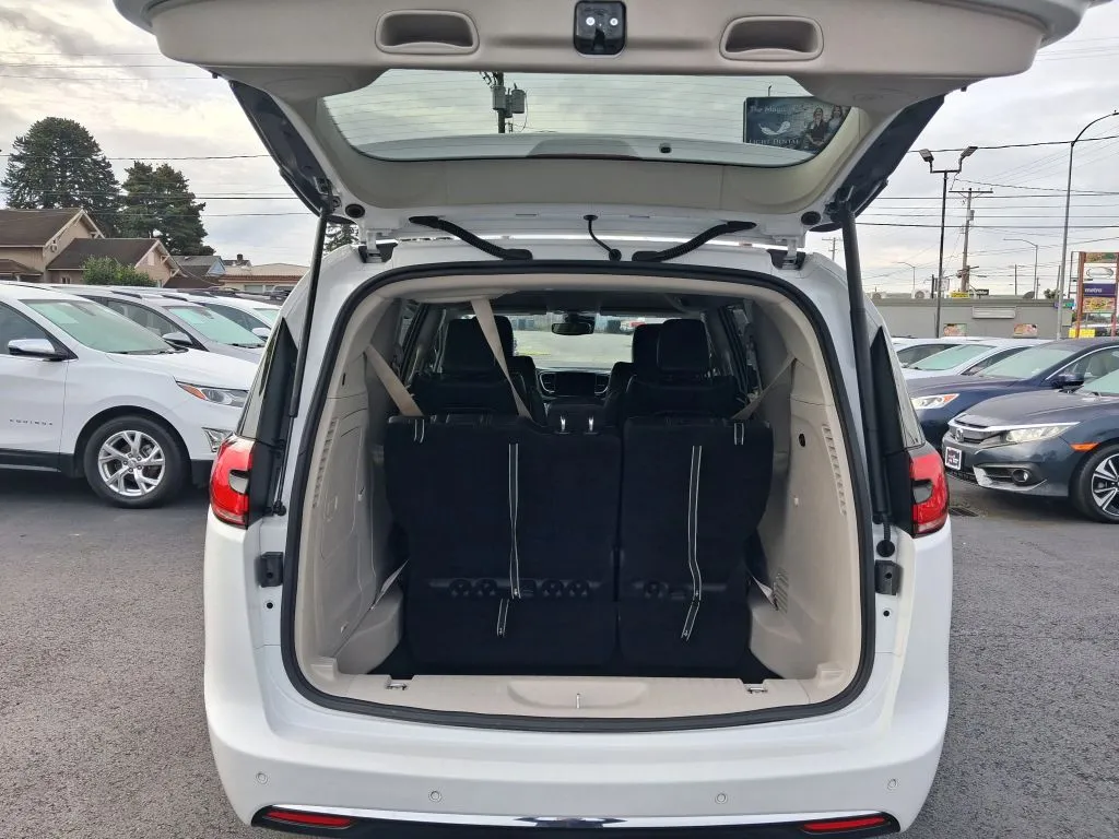 Chrysler Pacifica photo 16