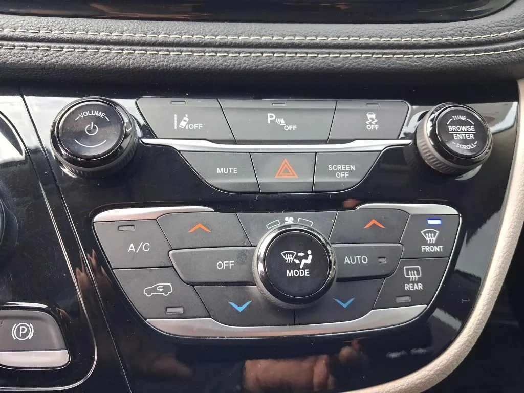Chrysler Pacifica photo 25