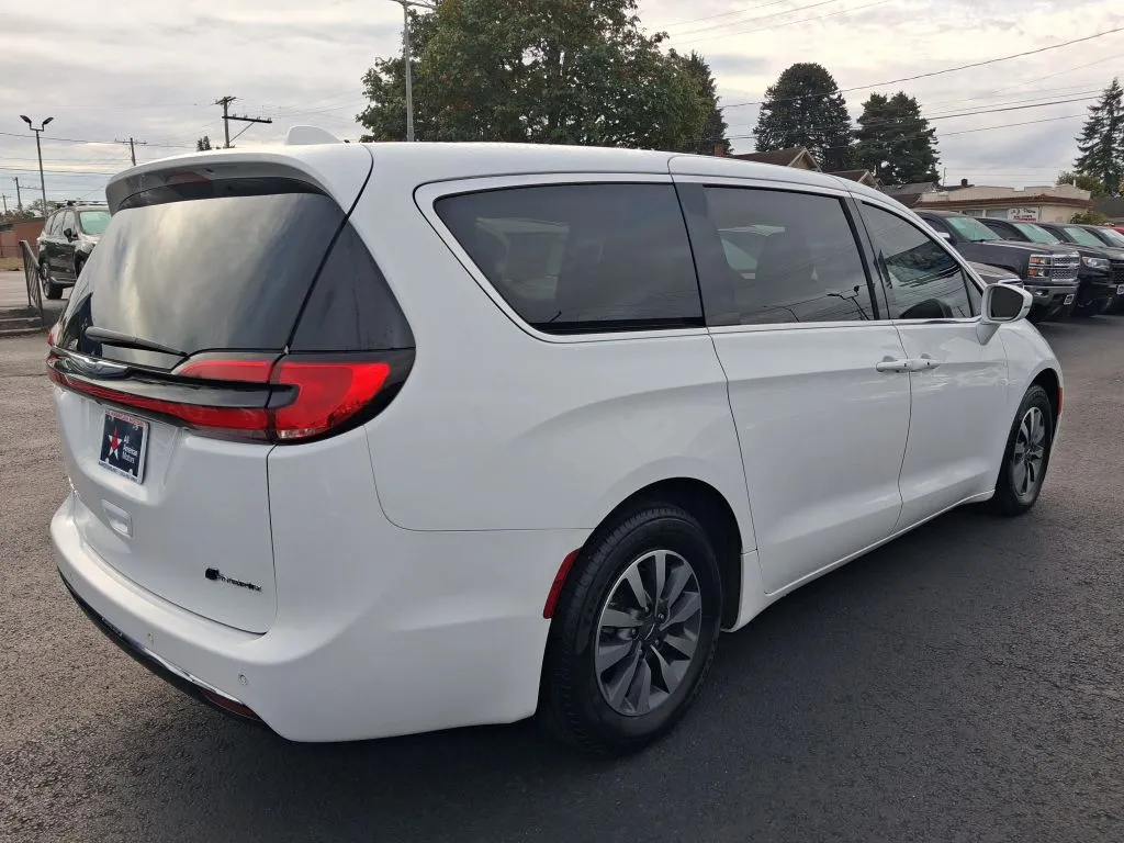 Chrysler Pacifica photo 10