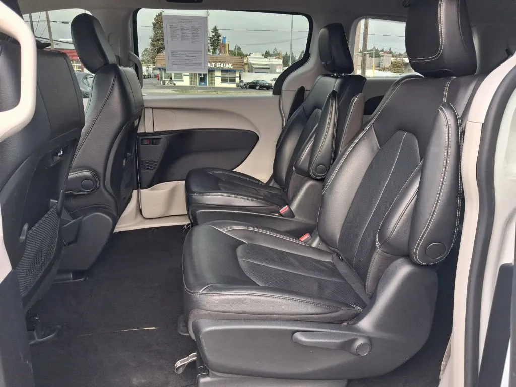 Chrysler Pacifica photo 18