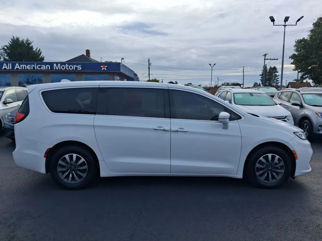 Chrysler Pacifica photo 11