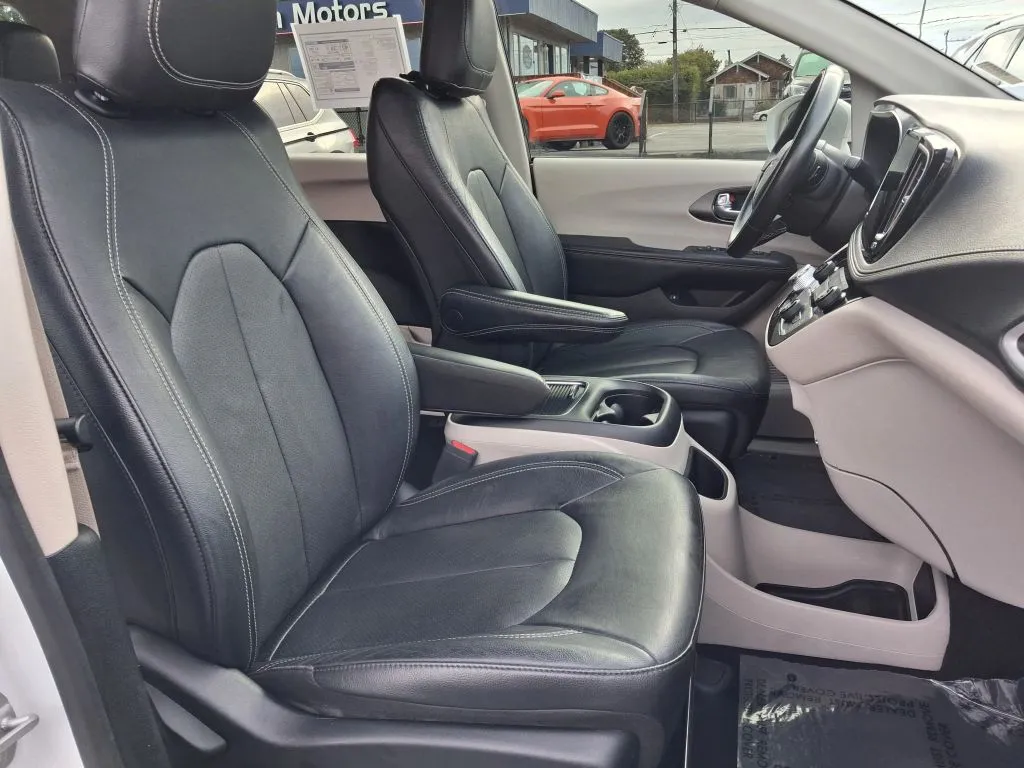 Chrysler Pacifica photo 12