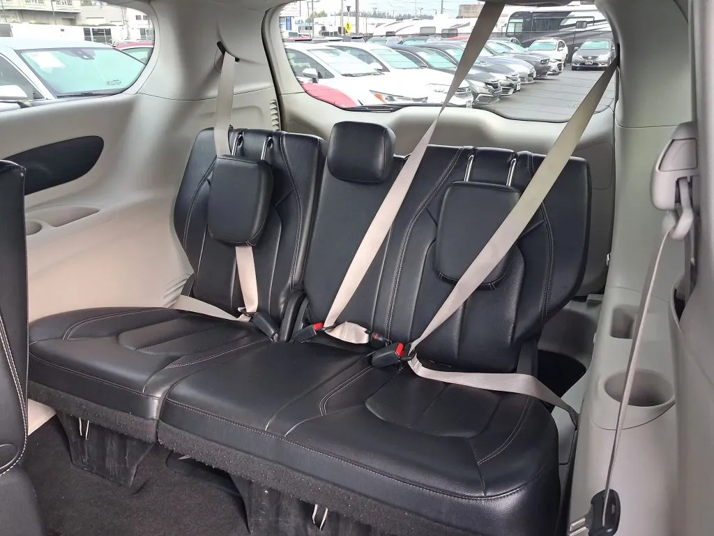 Chrysler Pacifica photo 19