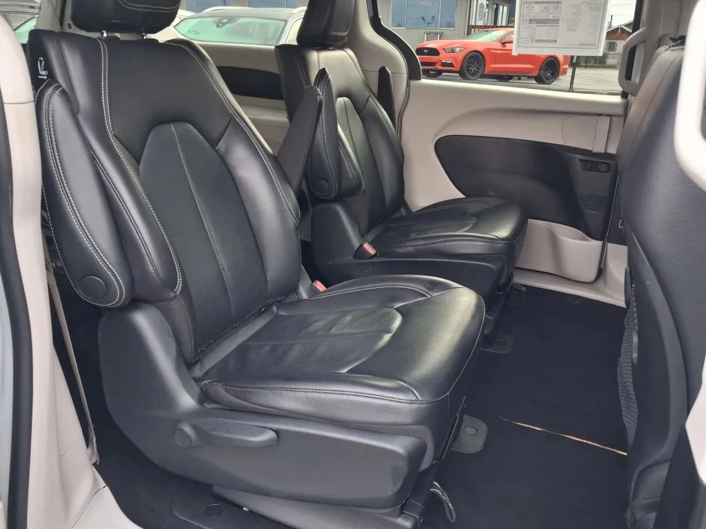 Chrysler Pacifica photo 13
