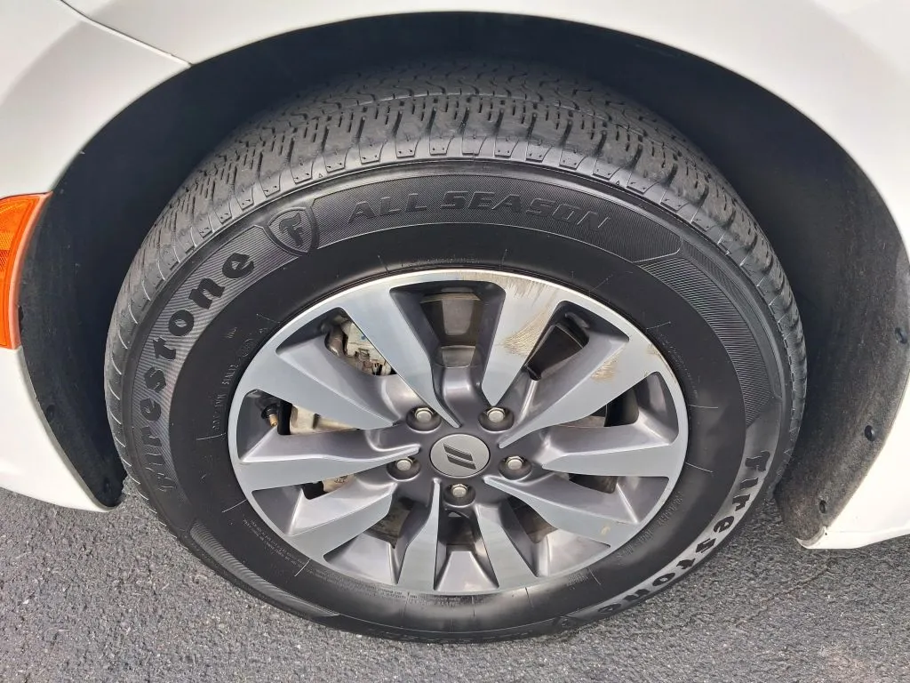 Chrysler Pacifica photo 26