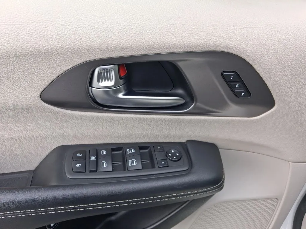 Chrysler Pacifica photo 21