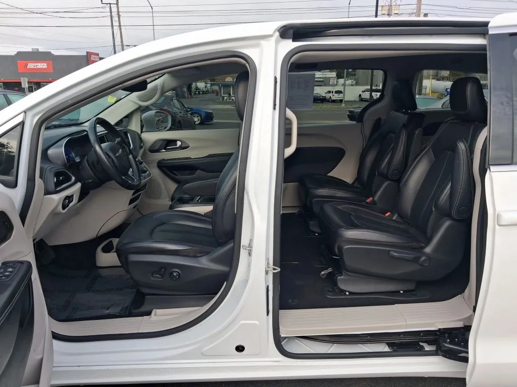 Chrysler Pacifica photo 20