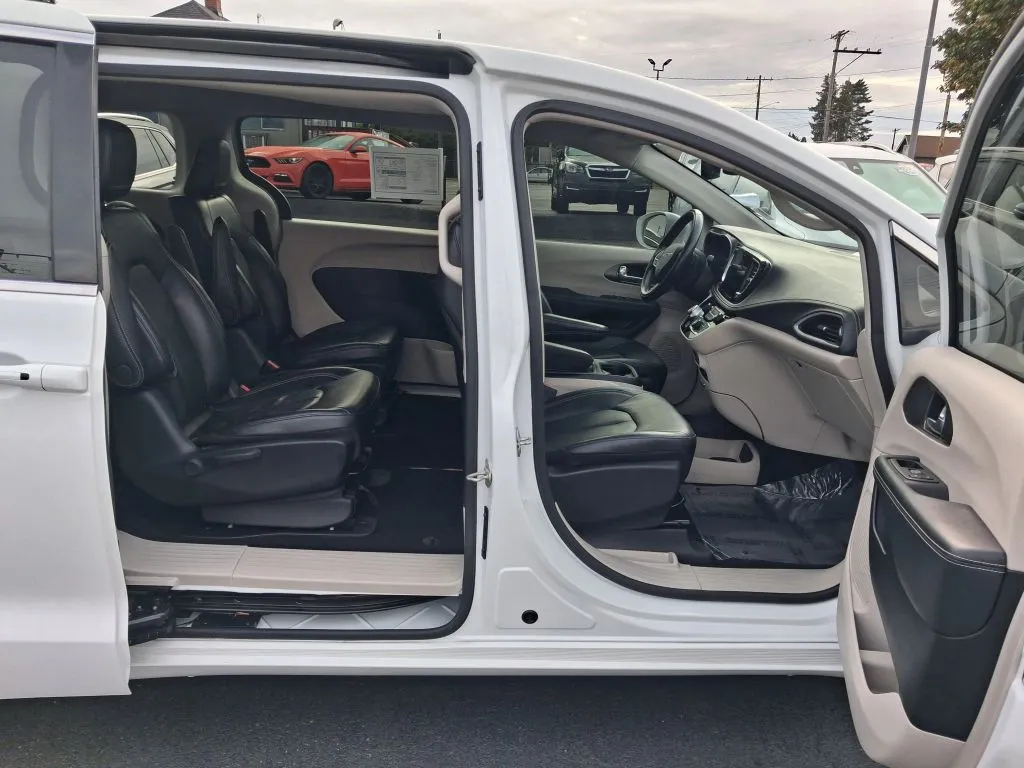 Chrysler Pacifica photo 15