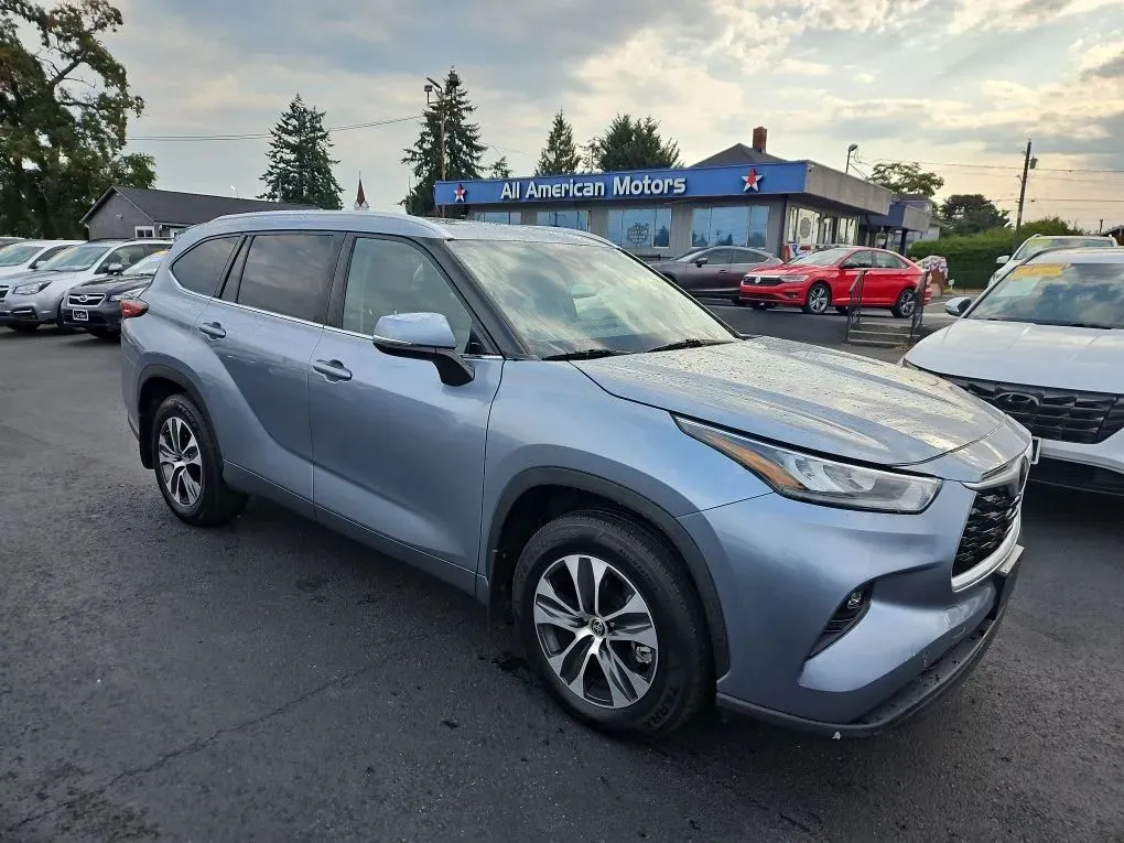 2020 Toyota Highlander XLE Sport Utility 4D