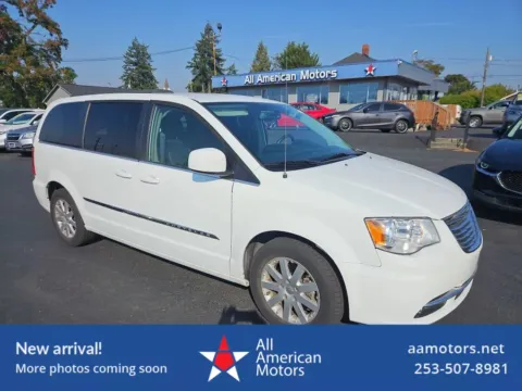 White 2015 Chrysler Town & Country Touring Minivan 4D for sale in Tacoma, WA