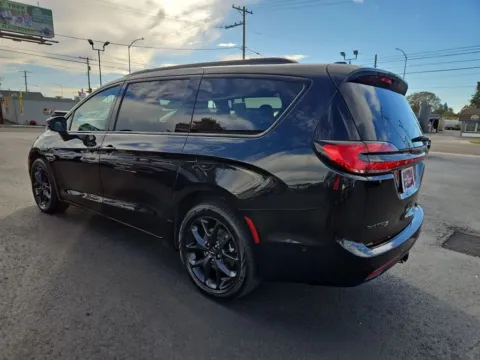 More photos of 2021 Chrysler Pacifica Limited Minivan 4D at All American Motors, WA