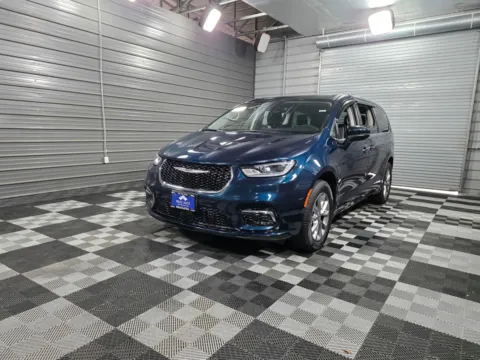 White 2023 Chrysler Pacifica Touring L for sale in Sykesville, MD