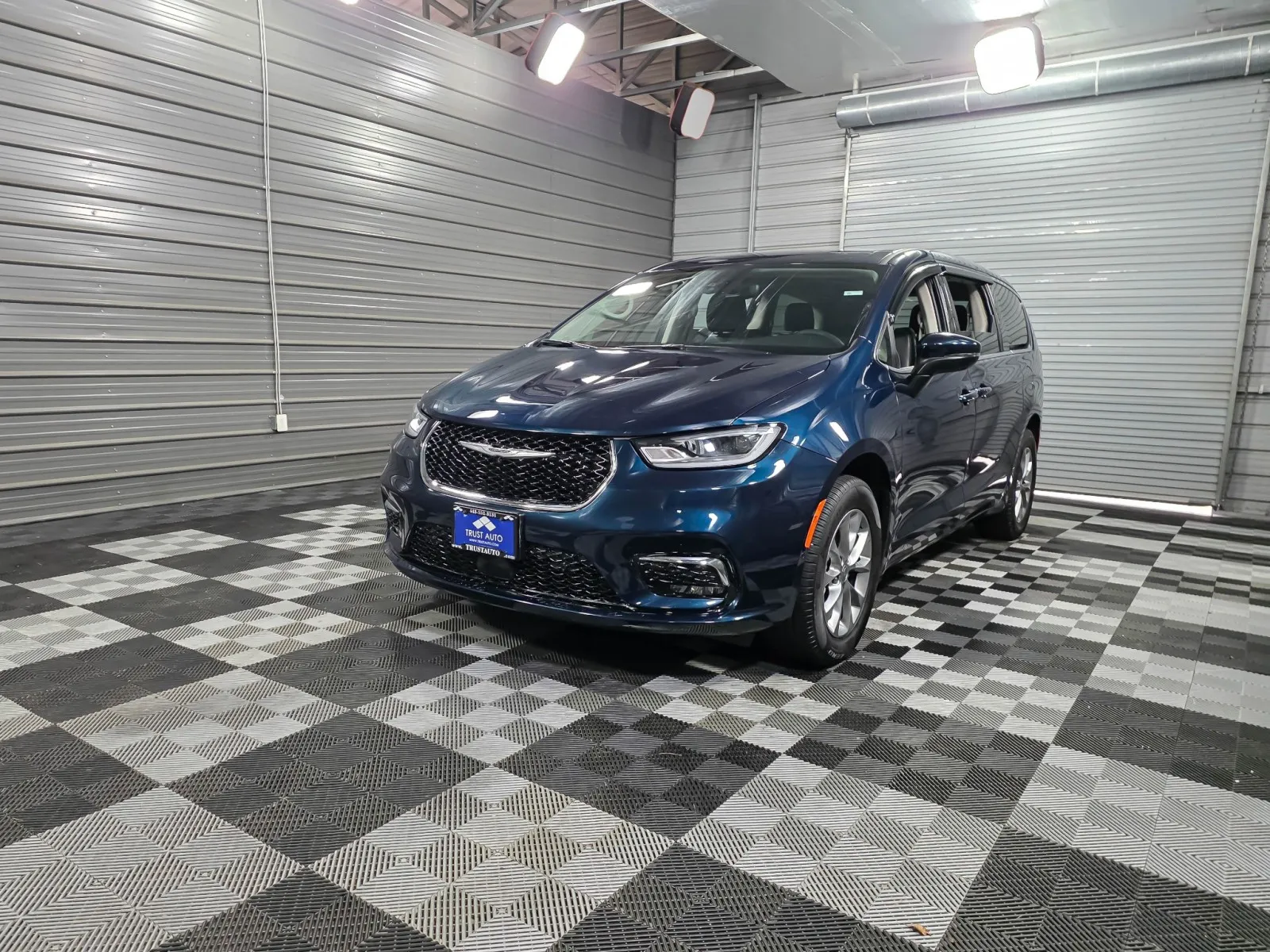 White 2023 Chrysler Pacifica Touring L for sale in Sykesville, MD