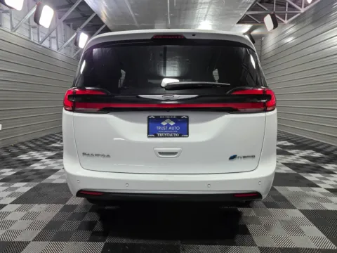 More photos of 2025 Chrysler Pacifica Hybrid Pinnacle at Trust Auto, MD